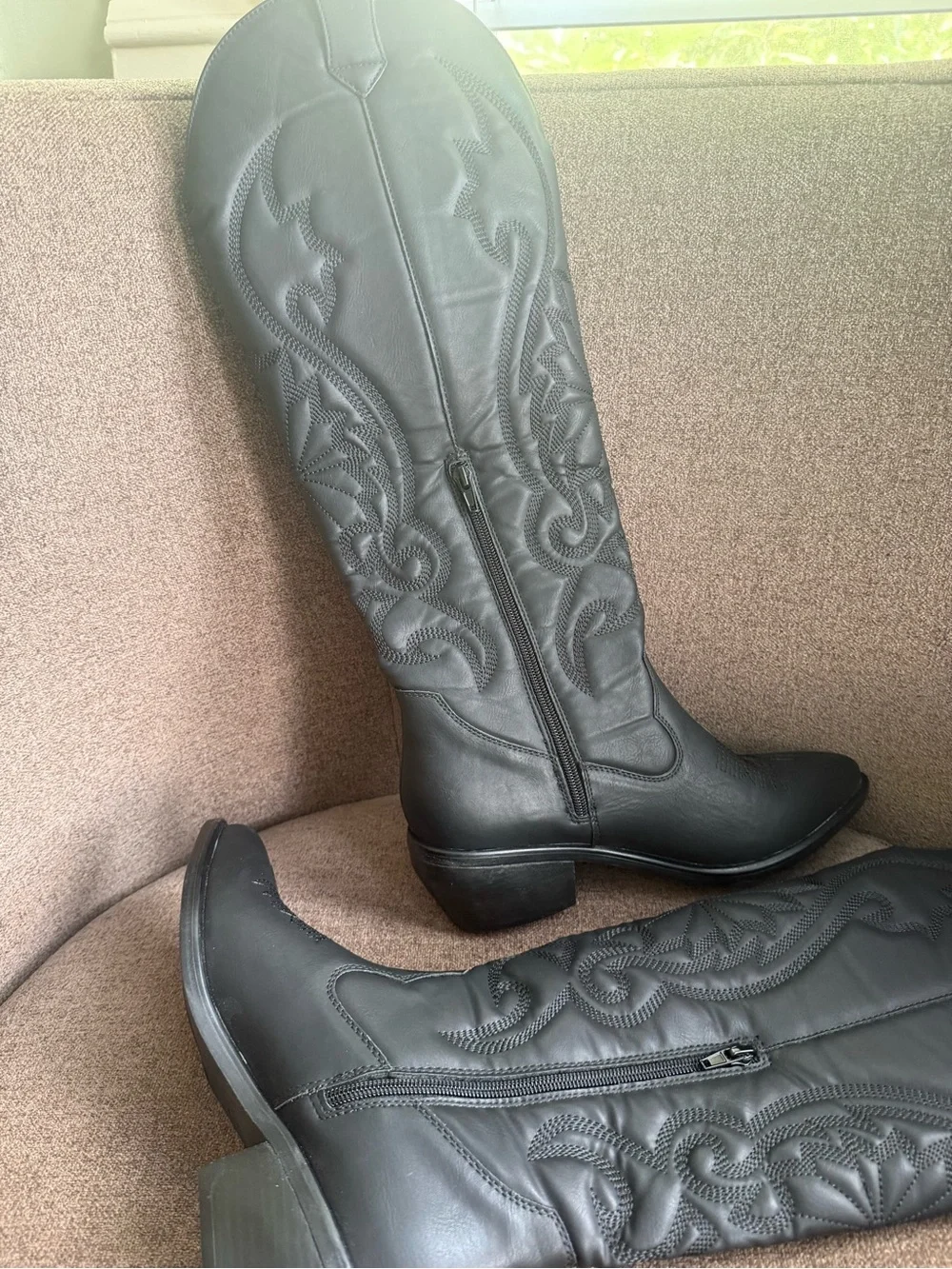 MIA sleek black